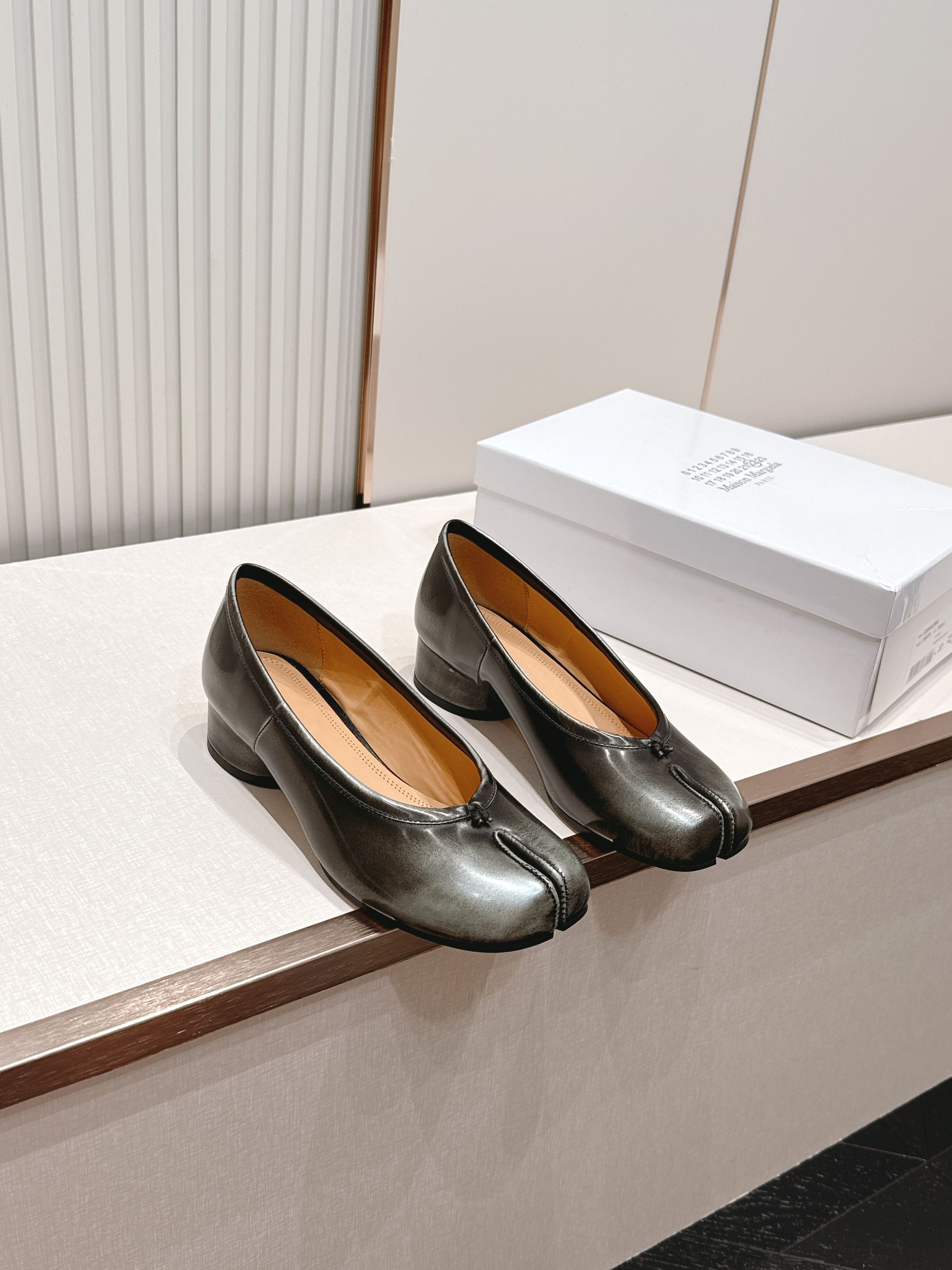Maison Margiela MM6 马吉拉新款分趾芭蕾中跟单鞋设计上完美踩中了先锋美学的审美点，标志