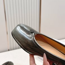 Maison Margiela MM6 马吉拉新款分趾芭蕾中跟单鞋设计上完美踩中了先锋美学的审美点,标志 Maison Margiela MM6 马吉拉新款分趾芭蕾中跟单鞋设计上完美踩中了先锋美学的审美点,标志