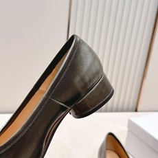 Maison Margiela MM6 马吉拉新款分趾芭蕾中跟单鞋设计上完美踩中了先锋美学的审美点,标志 Maison Margiela MM6 马吉拉新款分趾芭蕾中跟单鞋设计上完美踩中了先锋美学的审美点,标志