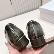 Maison Margiela MM6 马吉拉新款分趾芭蕾中跟单鞋设计上完美踩中了先锋美学的审美点,标志 Maison Margiela MM6 马吉拉新款分趾芭蕾中跟单鞋设计上完美踩中了先锋美学的审美点,标志