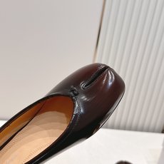 Maison Margiela MM6 马吉拉新款分趾芭蕾中跟单鞋设计上完美踩中了先锋美学的审美点,标志 Maison Margiela MM6 马吉拉新款分趾芭蕾中跟单鞋设计上完美踩中了先锋美学的审美点,标志
