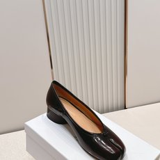 Maison Margiela MM6 马吉拉新款分趾芭蕾中跟单鞋设计上完美踩中了先锋美学的审美点,标志 Maison Margiela MM6 马吉拉新款分趾芭蕾中跟单鞋设计上完美踩中了先锋美学的审美点,标志