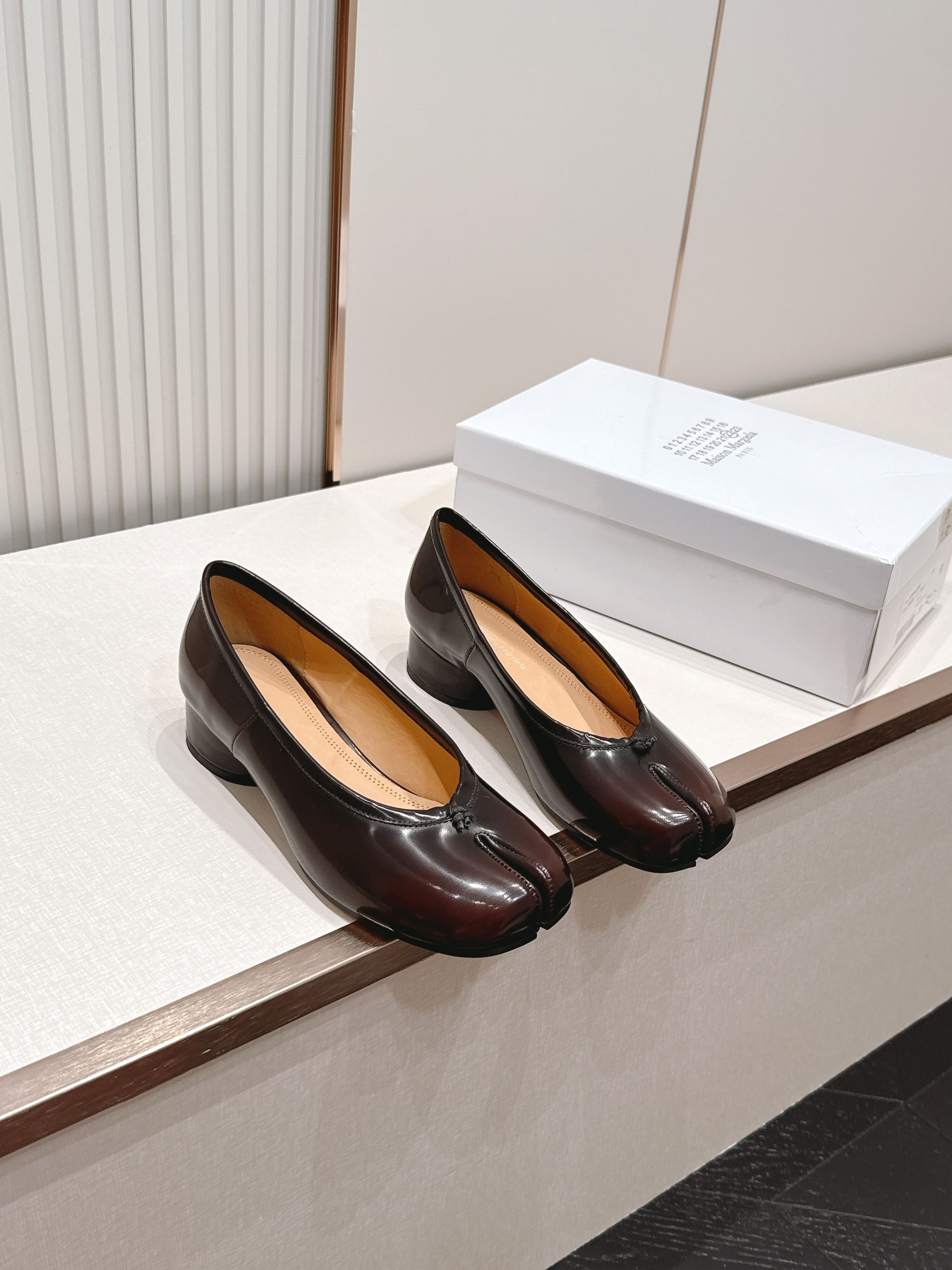 Maison Margiela MM6 马吉拉新款分趾芭蕾中跟单鞋设计上完美踩中了先锋美学的审美点，标志