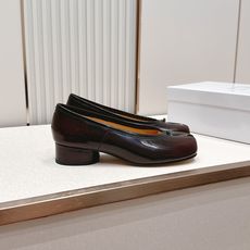 Maison Margiela MM6 马吉拉新款分趾芭蕾中跟单鞋设计上完美踩中了先锋美学的审美点,标志 Maison Margiela MM6 马吉拉新款分趾芭蕾中跟单鞋设计上完美踩中了先锋美学的审美点,标志