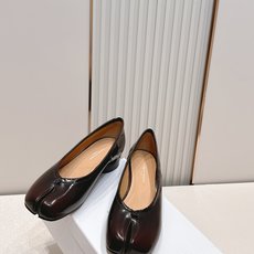 Maison Margiela MM6 马吉拉新款分趾芭蕾中跟单鞋设计上完美踩中了先锋美学的审美点,标志 Maison Margiela MM6 马吉拉新款分趾芭蕾中跟单鞋设计上完美踩中了先锋美学的审美点,标志