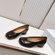 Maison Margiela MM6 马吉拉新款分趾芭蕾中跟单鞋设计上完美踩中了先锋美学的审美点,标志 Maison Margiela MM6 马吉拉新款分趾芭蕾中跟单鞋设计上完美踩中了先锋美学的审美点,标志