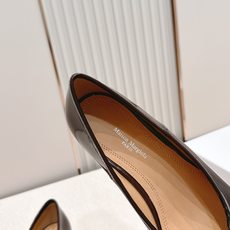 Maison Margiela MM6 马吉拉新款分趾芭蕾中跟单鞋设计上完美踩中了先锋美学的审美点,标志 Maison Margiela MM6 马吉拉新款分趾芭蕾中跟单鞋设计上完美踩中了先锋美学的审美点,标志