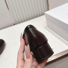 Maison Margiela MM6 马吉拉新款分趾芭蕾中跟单鞋设计上完美踩中了先锋美学的审美点,标志 Maison Margiela MM6 马吉拉新款分趾芭蕾中跟单鞋设计上完美踩中了先锋美学的审美点,标志