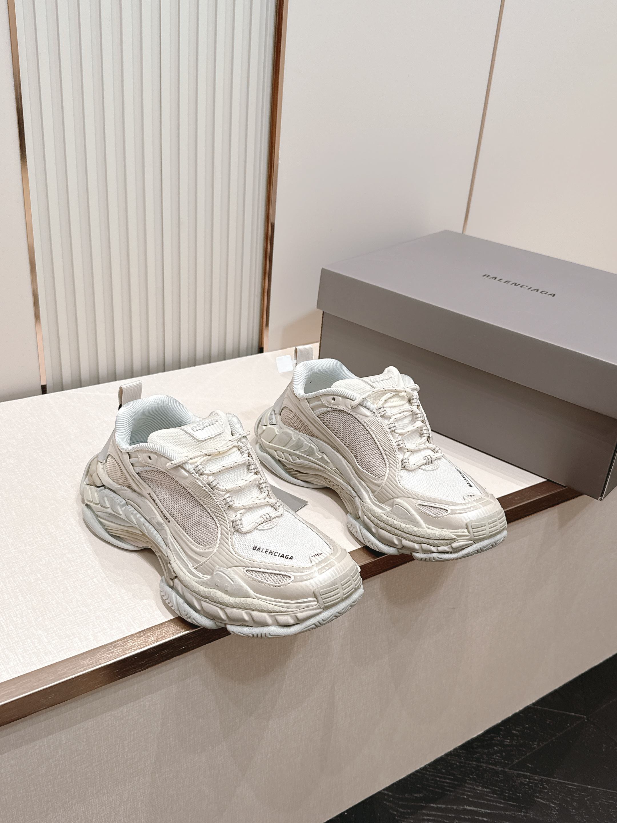 NO:875190,Top version, couple's model, Balenciaga's latest Triple S.2 sneakers. Many celebrities and Internet celebrities have planted grass to interpret the combination of street and luxury. The design concept is bold, innovative, functional and visual impact is perfectly presented. Whether it is the thick outline of the sneakers, every detail becomes the focus. Full score for eye-catching index. Retro and old color.  Mesh breathable fabric spliced with polyurethane structure, taking into account breathability and support, original molded combination TPU outsole Size female 35-40 male 39-45, casual shoes/sports shoes, balenciaga, balenciaga, sneakers19860909顶级版本 情侣款 Balenciaga 巴黎世家最新TripleS.2运动鞋 众多明星网红种草 演绎街头与奢华的结合感.设计理念大胆,创新,兼具功能性与视觉冲击力得以完美呈现 无论是运动鞋的厚重轮廓 都让每一个细节都成为焦点 吸睛指数满分 复古做旧配色 网眼透气面料拼接聚氨酯结构,兼顾透气与支撑包裹原版开模组合TPU大底Size女35-40 男39-45,休闲鞋/运动鞋,balenciaga,balenciaga,sneakers,Women's Shoes
