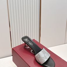 Gucci古驰·26s 春夏新款 水钻小猫跟凉拖脚上趿着这双同样材质的凉拖,在文艺复兴时期的大理石台阶上 Gucci古驰·26s 春夏新款 水钻小猫跟凉拖脚上趿着这双同样材质的凉拖,在文艺复兴时期的大理石台阶上