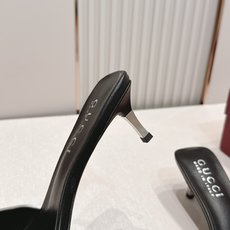 Gucci古驰·26s 春夏新款 水钻小猫跟凉拖脚上趿着这双同样材质的凉拖,在文艺复兴时期的大理石台阶上 Gucci古驰·26s 春夏新款 水钻小猫跟凉拖脚上趿着这双同样材质的凉拖,在文艺复兴时期的大理石台阶上