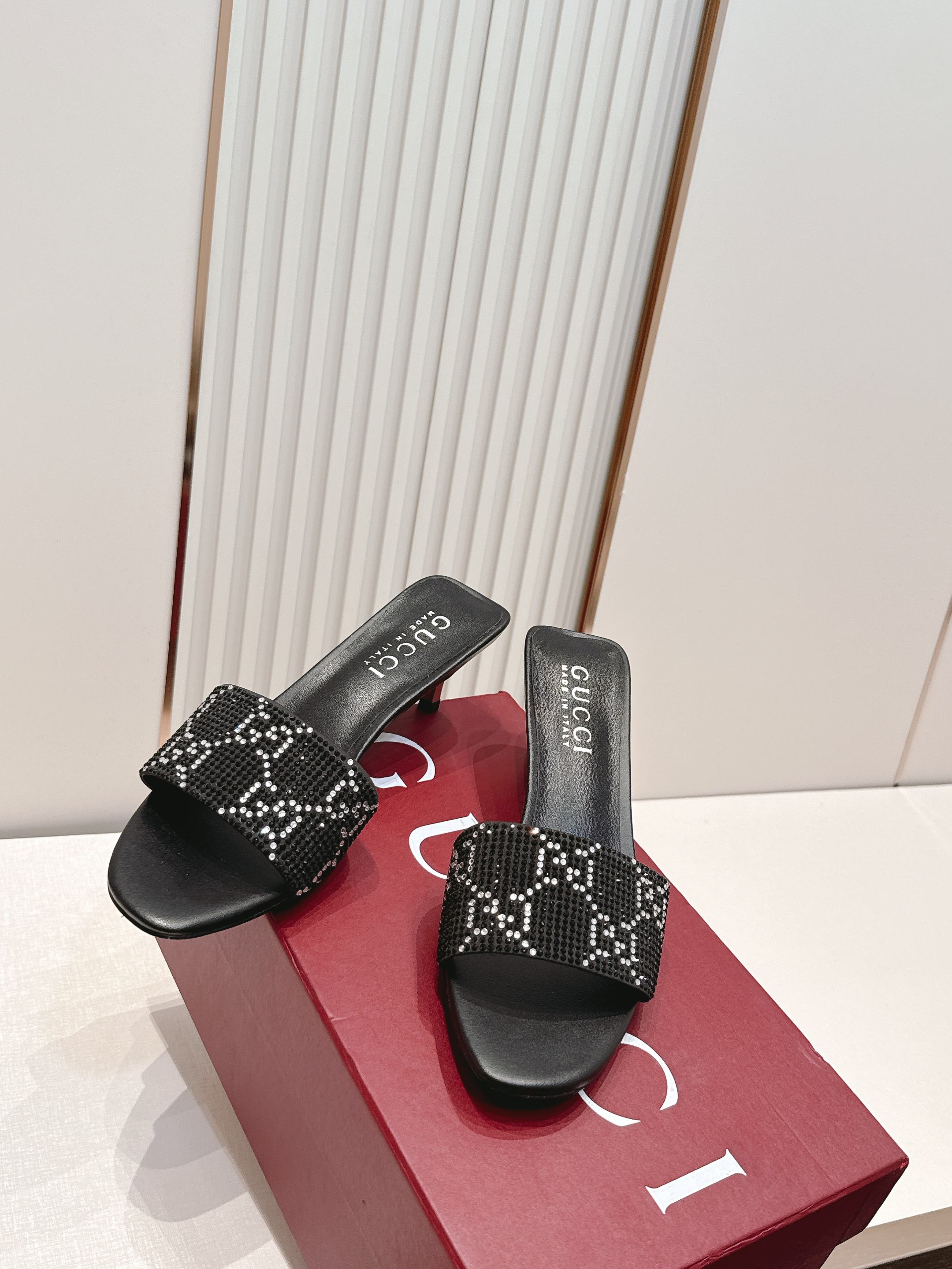 Gucci古驰·26s 春夏新款 水钻小猫跟凉拖脚上趿着这双同样材质的凉拖，在文艺复兴时期的大理石台阶上