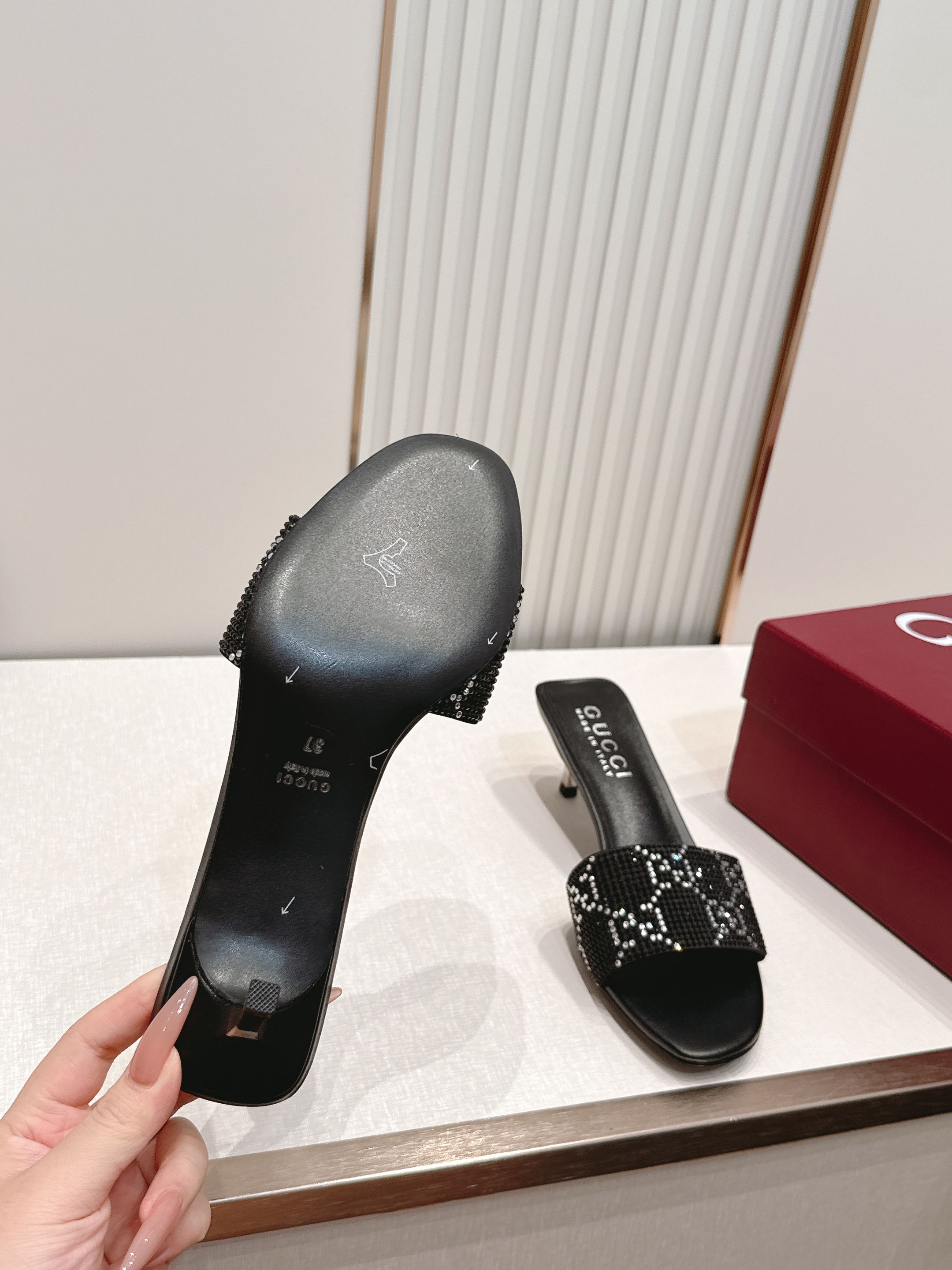 Gucci古驰·26s 春夏新款 水钻小猫跟凉拖脚上趿着这双同样材质的凉拖，在文艺复兴时期的大理石台阶上