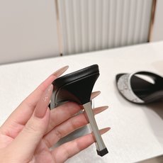 Gucci古驰·26s 春夏新款 水钻小猫跟凉拖脚上趿着这双同样材质的凉拖,在文艺复兴时期的大理石台阶上 Gucci古驰·26s 春夏新款 水钻小猫跟凉拖脚上趿着这双同样材质的凉拖,在文艺复兴时期的大理石台阶上