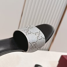 Gucci古驰·26s 春夏新款 水钻小猫跟凉拖脚上趿着这双同样材质的凉拖,在文艺复兴时期的大理石台阶上 Gucci古驰·26s 春夏新款 水钻小猫跟凉拖脚上趿着这双同样材质的凉拖,在文艺复兴时期的大理石台阶上