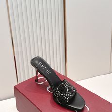 Gucci古驰·26s 春夏新款 水钻小猫跟凉拖脚上趿着这双同样材质的凉拖,在文艺复兴时期的大理石台阶上 Gucci古驰·26s 春夏新款 水钻小猫跟凉拖脚上趿着这双同样材质的凉拖,在文艺复兴时期的大理石台阶上