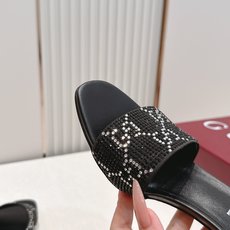 Gucci古驰·26s 春夏新款 水钻小猫跟凉拖脚上趿着这双同样材质的凉拖,在文艺复兴时期的大理石台阶上 Gucci古驰·26s 春夏新款 水钻小猫跟凉拖脚上趿着这双同样材质的凉拖,在文艺复兴时期的大理石台阶上
