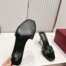 Gucci古驰·26s 春夏新款 水钻小猫跟凉拖脚上趿着这双同样材质的凉拖,在文艺复兴时期的大理石台阶上 Gucci古驰·26s 春夏新款 水钻小猫跟凉拖脚上趿着这双同样材质的凉拖,在文艺复兴时期的大理石台阶上