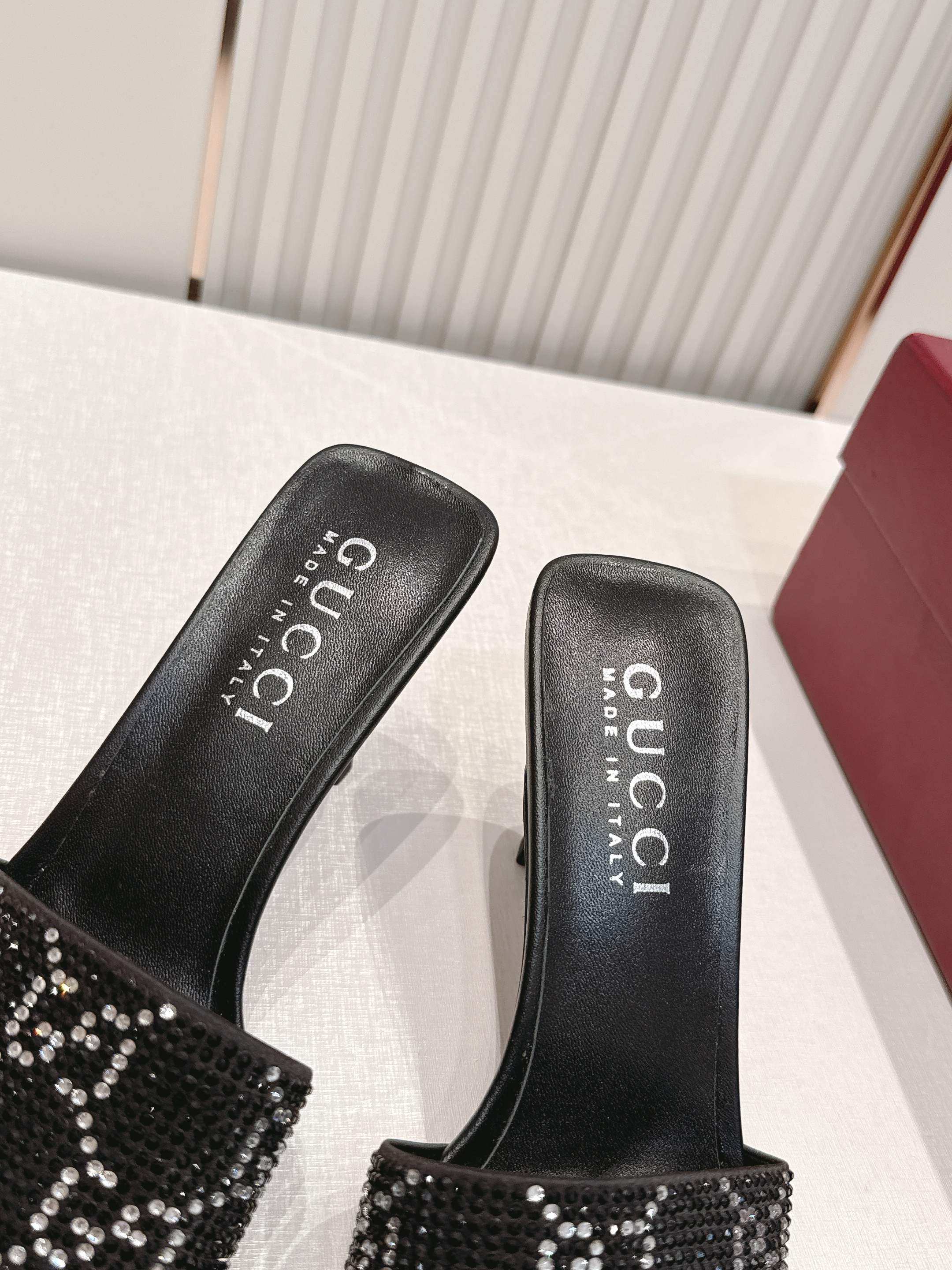 Gucci古驰·26s 春夏新款 水钻小猫跟凉拖脚上趿着这双同样材质的凉拖,在文艺复兴时期的大理石台阶上 Gucci古驰·26s 春夏新款 水钻小猫跟凉拖脚上趿着这双同样材质的凉拖,在文艺复兴时期的大理石台阶上