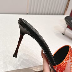 Gucci古驰·26s 春夏新款 水钻小猫跟凉拖脚上趿着这双同样材质的凉拖,在文艺复兴时期的大理石台阶上 Gucci古驰·26s 春夏新款 水钻小猫跟凉拖脚上趿着这双同样材质的凉拖,在文艺复兴时期的大理石台阶上