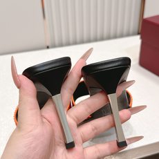 Gucci古驰·26s 春夏新款 水钻小猫跟凉拖脚上趿着这双同样材质的凉拖,在文艺复兴时期的大理石台阶上 Gucci古驰·26s 春夏新款 水钻小猫跟凉拖脚上趿着这双同样材质的凉拖,在文艺复兴时期的大理石台阶上