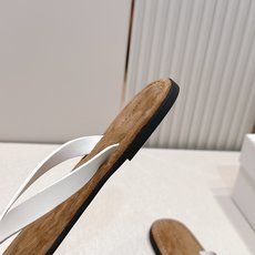 顶版 The Row TR 真皮人字夹脚拖鞋|极简松弛日常高级与随性格调融入鞋履 每一步都透着毫不刻 顶版 The Row TR 真皮人字夹脚拖鞋|极简松弛日常高级与随性格调融入鞋履 每一步都透着毫不刻