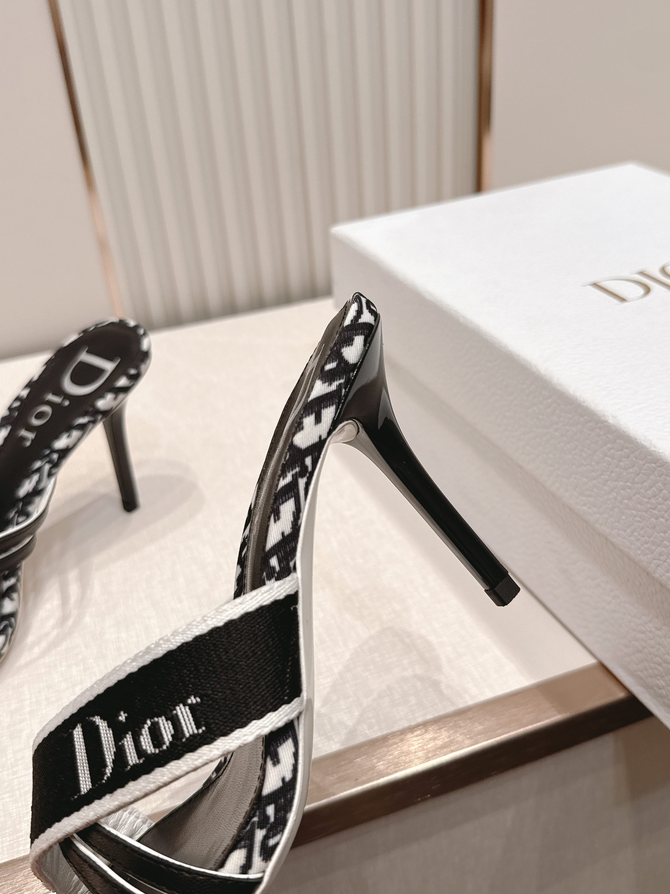Dior｜迪奥 夏季新款老花高跟凉鞋 ✨经典老花标志超有辨识度！鞋面轻盈透气，后空细带优雅又稳固，日常通
