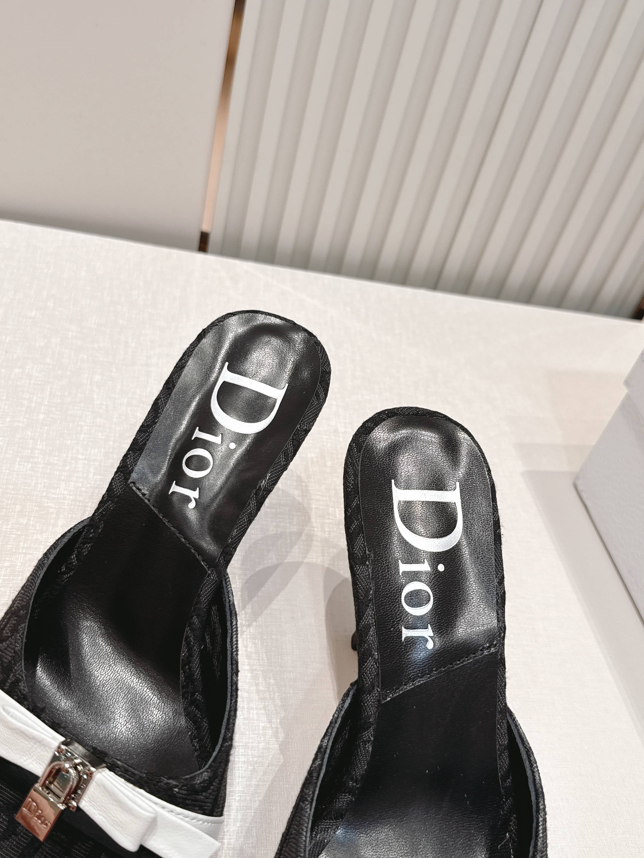 Dior｜迪奥 夏季新款老花高跟凉鞋 ✨经典老花标志超有辨识度！鞋面轻盈透气，后空细带优雅又稳固，日常通