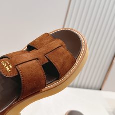 Prada 普拉达2026春夏新款凉鞋系列 罗马厚底凉鞋 最新走秀款,经典升级 舒适度与时髦度并存 每个 Prada 普拉达2026春夏新款凉鞋系列 罗马厚底凉鞋 最新走秀款,经典升级 舒适度与时髦度并存 每个