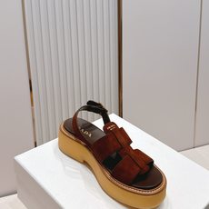 Prada 普拉达2026春夏新款凉鞋系列 罗马厚底凉鞋 最新走秀款,经典升级 舒适度与时髦度并存 每个 Prada 普拉达2026春夏新款凉鞋系列 罗马厚底凉鞋 最新走秀款,经典升级 舒适度与时髦度并存 每个