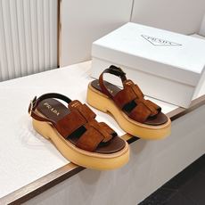 Prada 普拉达2026春夏新款凉鞋系列 罗马厚底凉鞋 最新走秀款,经典升级 舒适度与时髦度并存 每个 Prada 普拉达2026春夏新款凉鞋系列 罗马厚底凉鞋 最新走秀款,经典升级 舒适度与时髦度并存 每个