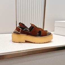 Prada 普拉达2026春夏新款凉鞋系列 罗马厚底凉鞋 最新走秀款,经典升级 舒适度与时髦度并存 每个 Prada 普拉达2026春夏新款凉鞋系列 罗马厚底凉鞋 最新走秀款,经典升级 舒适度与时髦度并存 每个