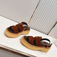 Prada 普拉达2026春夏新款凉鞋系列 罗马厚底凉鞋 最新走秀款,经典升级 舒适度与时髦度并存 每个 Prada 普拉达2026春夏新款凉鞋系列 罗马厚底凉鞋 最新走秀款,经典升级 舒适度与时髦度并存 每个