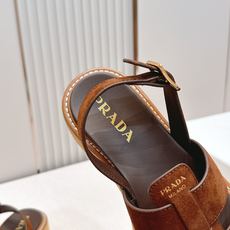 Prada 普拉达2026春夏新款凉鞋系列 罗马厚底凉鞋 最新走秀款,经典升级 舒适度与时髦度并存 每个 Prada 普拉达2026春夏新款凉鞋系列 罗马厚底凉鞋 最新走秀款,经典升级 舒适度与时髦度并存 每个