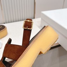 Prada 普拉达2026春夏新款凉鞋系列 罗马厚底凉鞋 最新走秀款,经典升级 舒适度与时髦度并存 每个 Prada 普拉达2026春夏新款凉鞋系列 罗马厚底凉鞋 最新走秀款,经典升级 舒适度与时髦度并存 每个