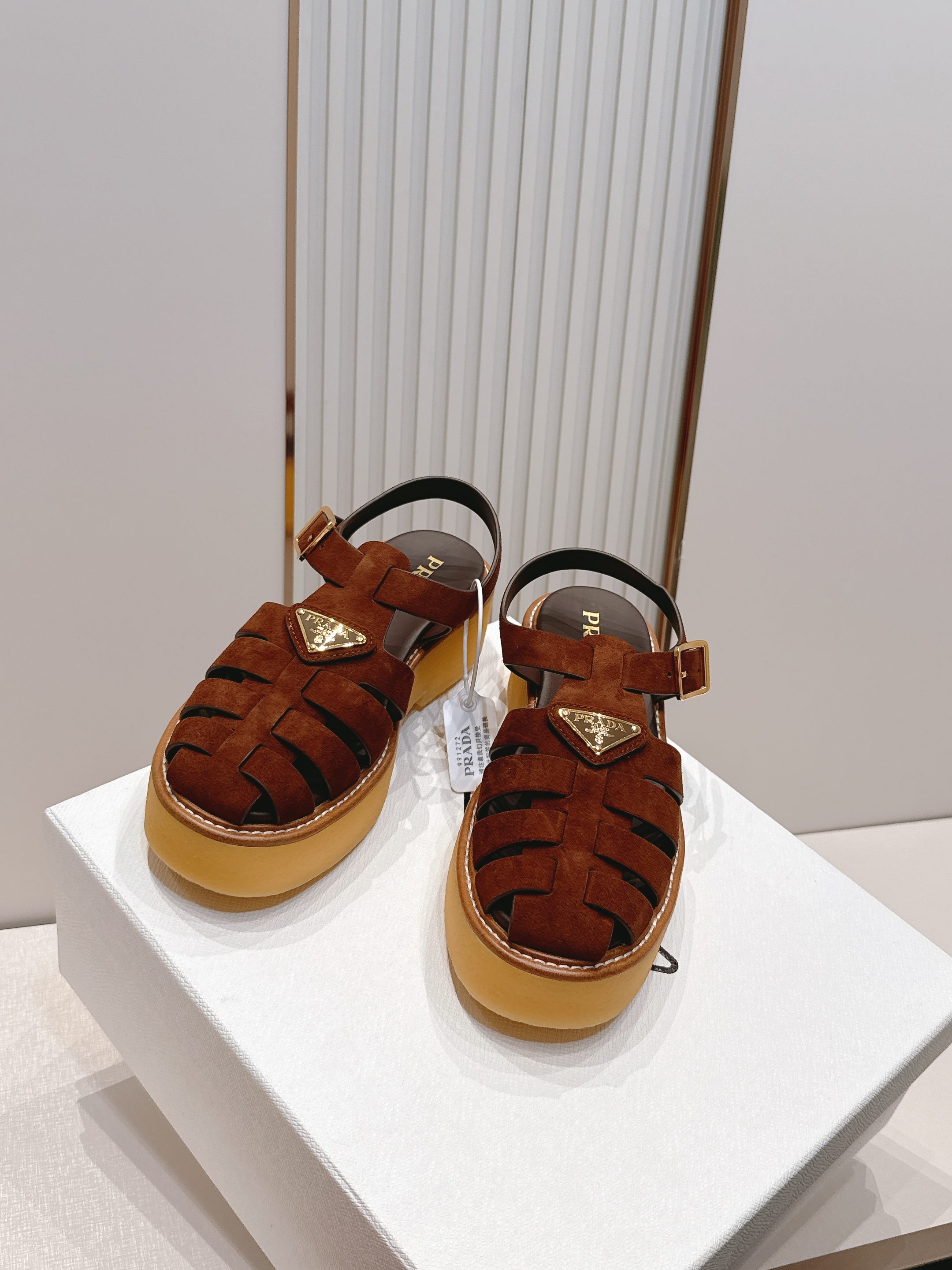 Prada 普拉达2026春夏新款凉鞋系列 罗马厚底凉鞋 最新走秀款，经典升级 舒适度与时髦度并存 每个