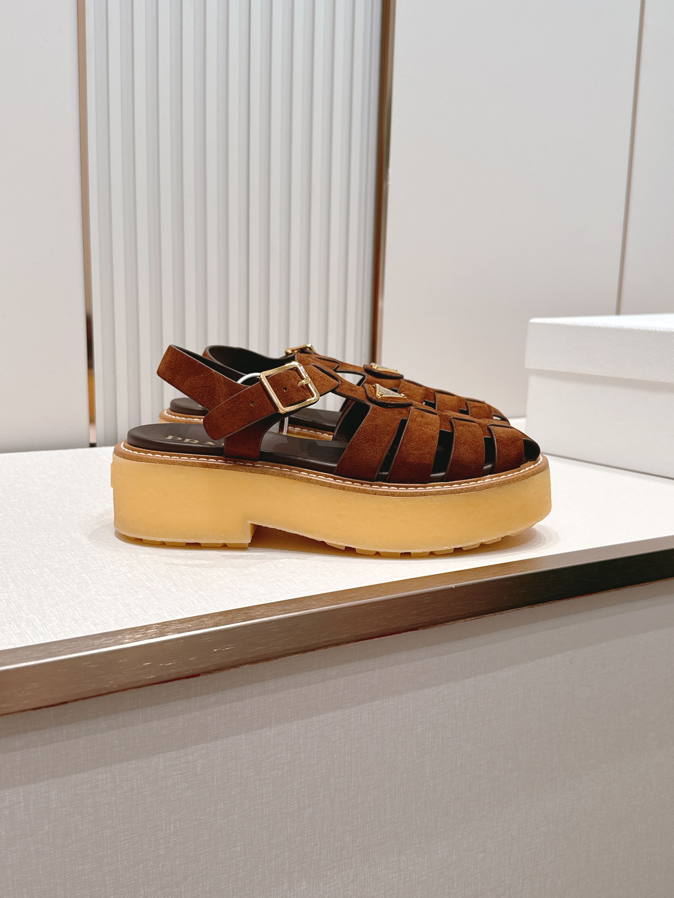 Prada 普拉达2026春夏新款凉鞋系列 罗马厚底凉鞋 最新走秀款，经典升级 舒适度与时髦度并存 每个