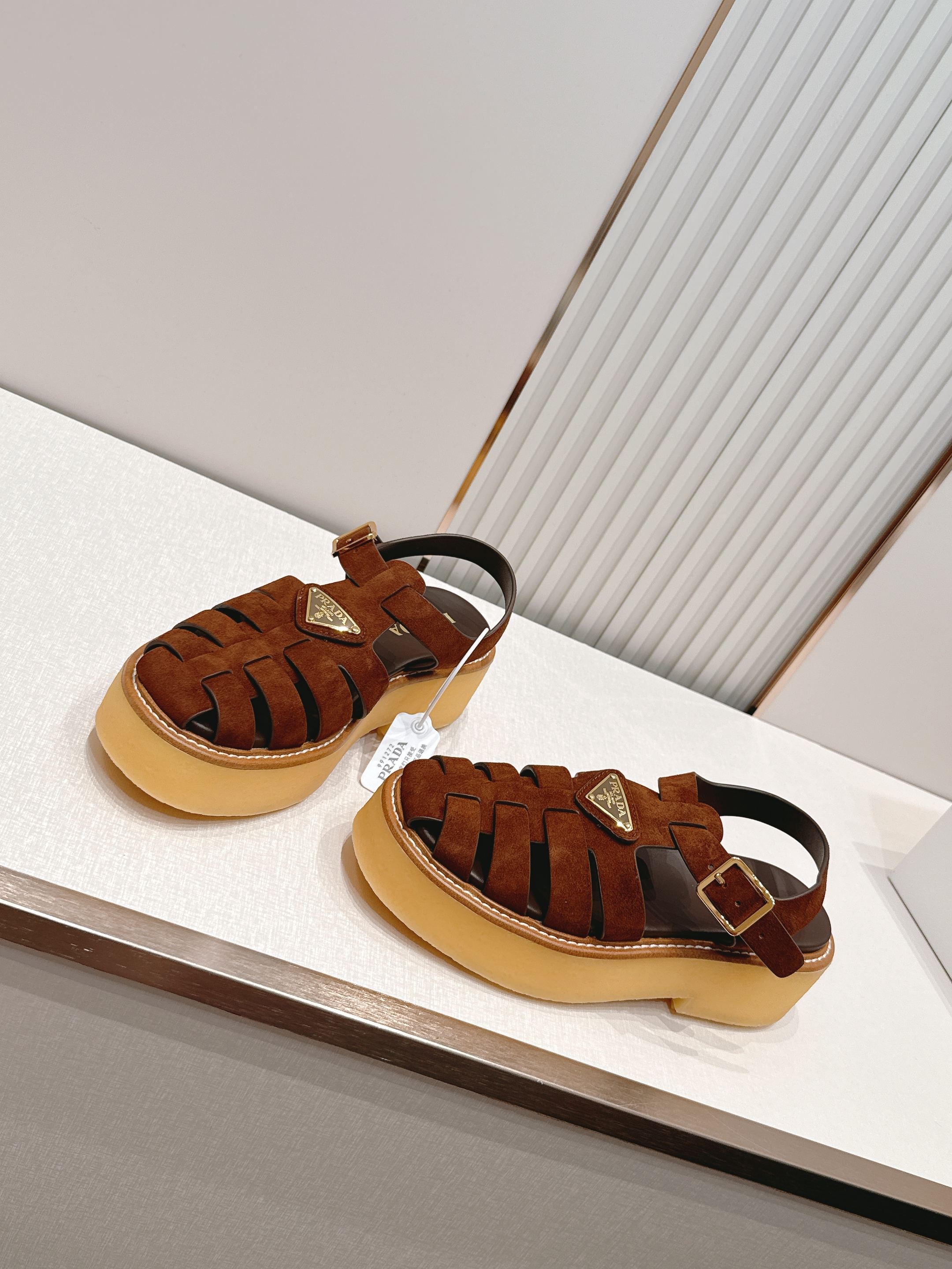 Prada 普拉达2026春夏新款凉鞋系列 罗马厚底凉鞋 最新走秀款，经典升级 舒适度与时髦度并存 每个