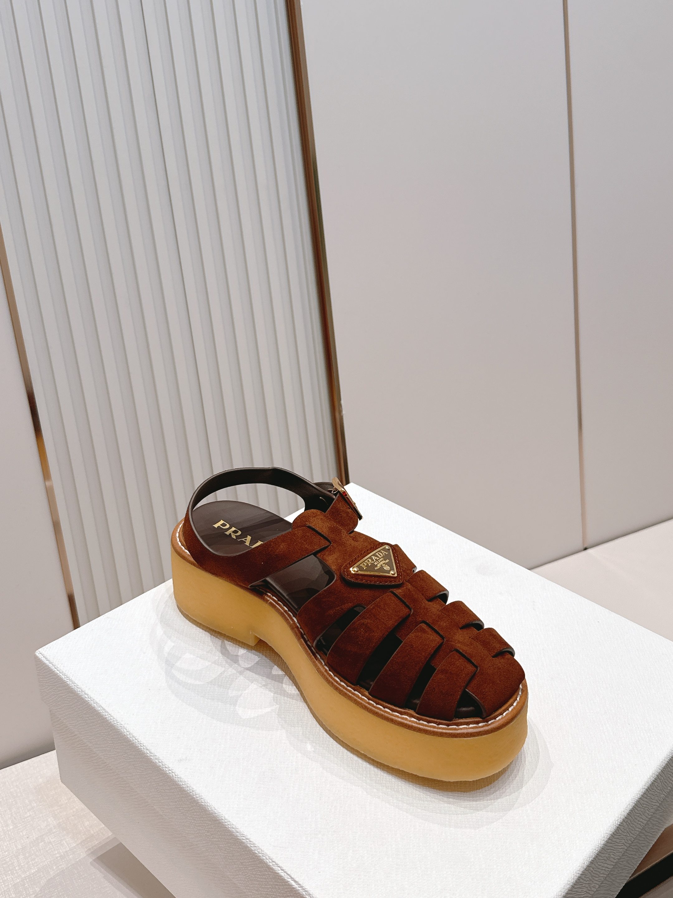 Prada 普拉达2026春夏新款凉鞋系列 罗马厚底凉鞋 最新走秀款，经典升级 舒适度与时髦度并存 每个