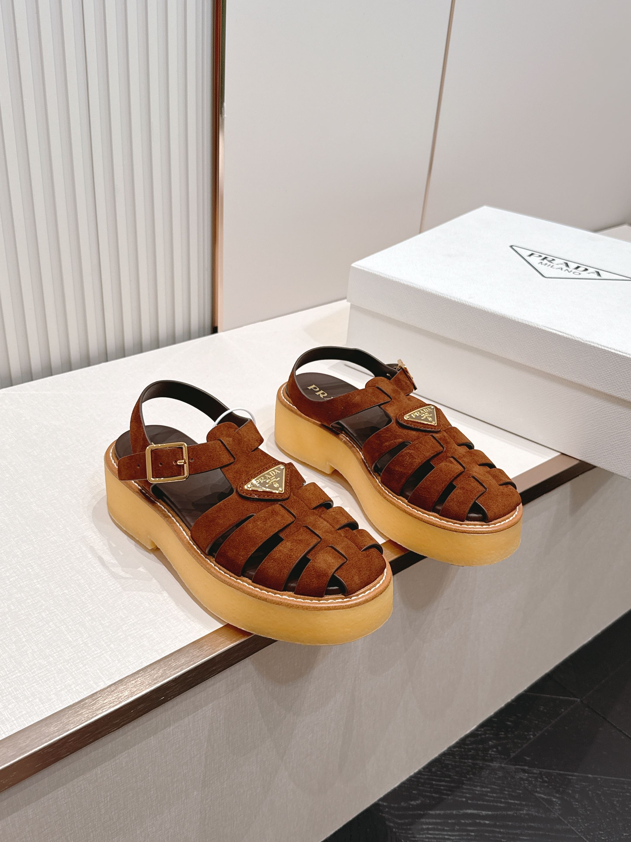 Prada 普拉达2026春夏新款凉鞋系列 罗马厚底凉鞋 最新走秀款，经典升级 舒适度与时髦度并存 每个