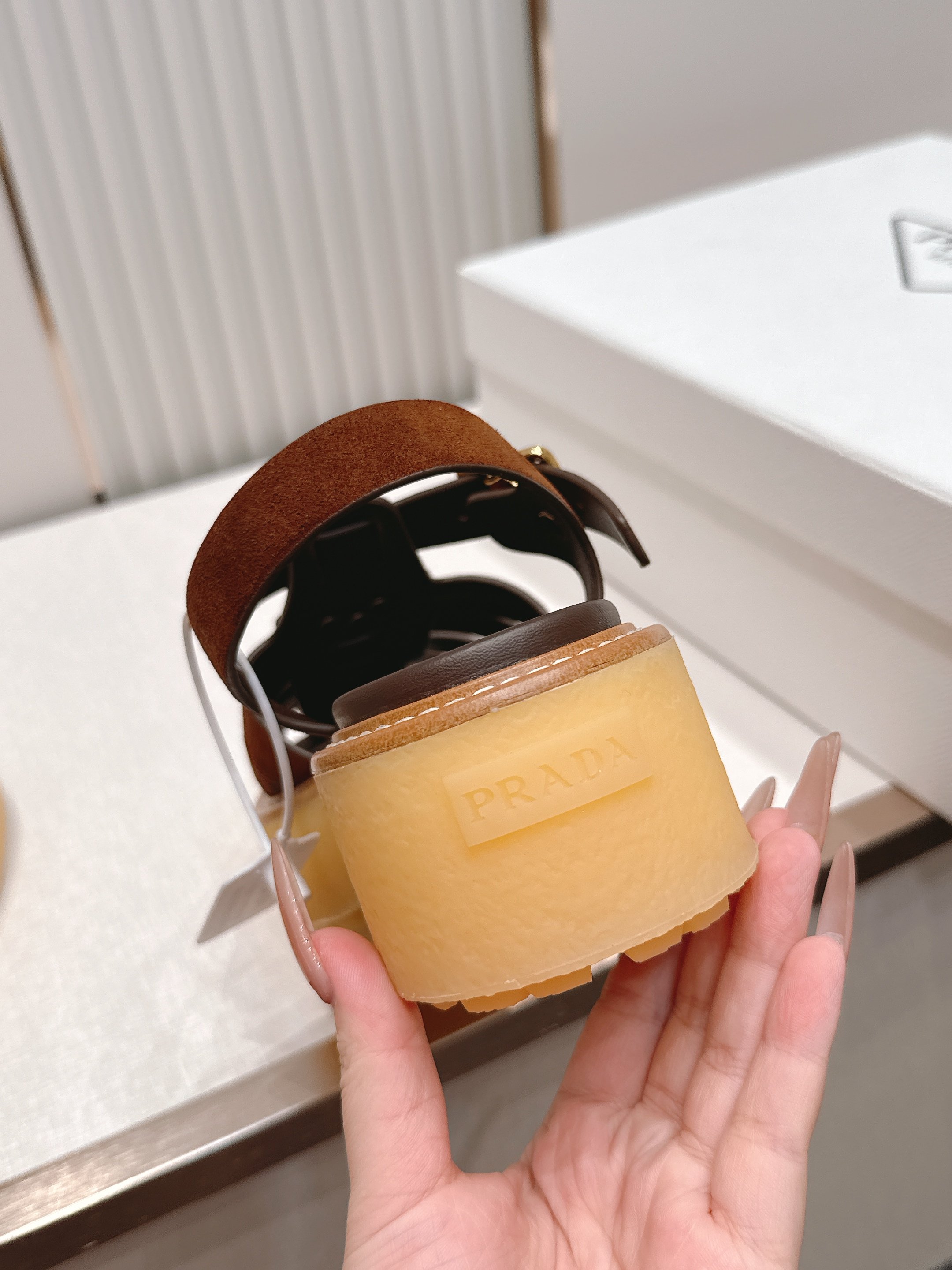 Prada 普拉达2026春夏新款凉鞋系列 罗马厚底凉鞋 最新走秀款，经典升级 舒适度与时髦度并存 每个