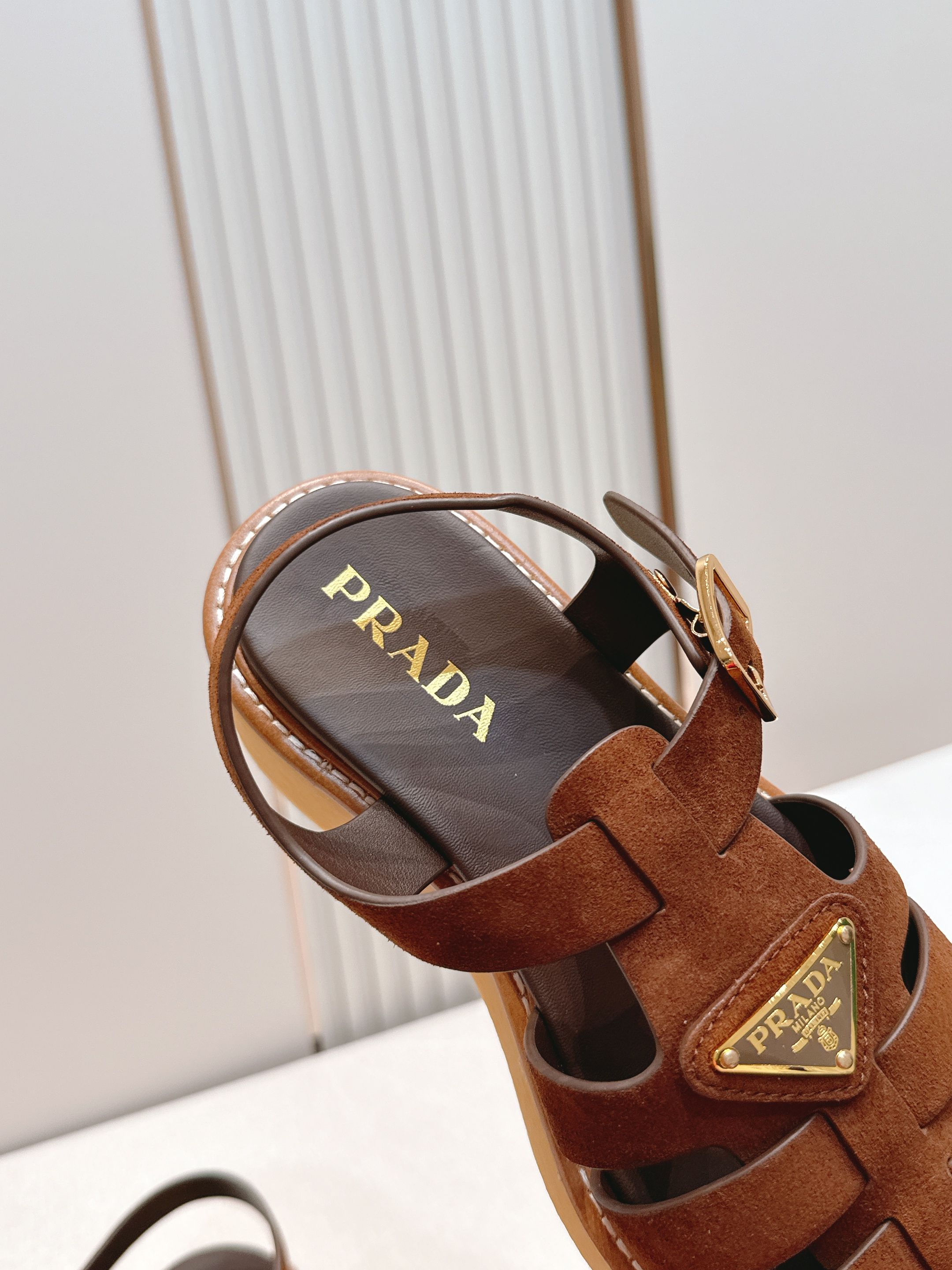 Prada 普拉达2026春夏新款凉鞋系列 罗马厚底凉鞋 最新走秀款，经典升级 舒适度与时髦度并存 每个