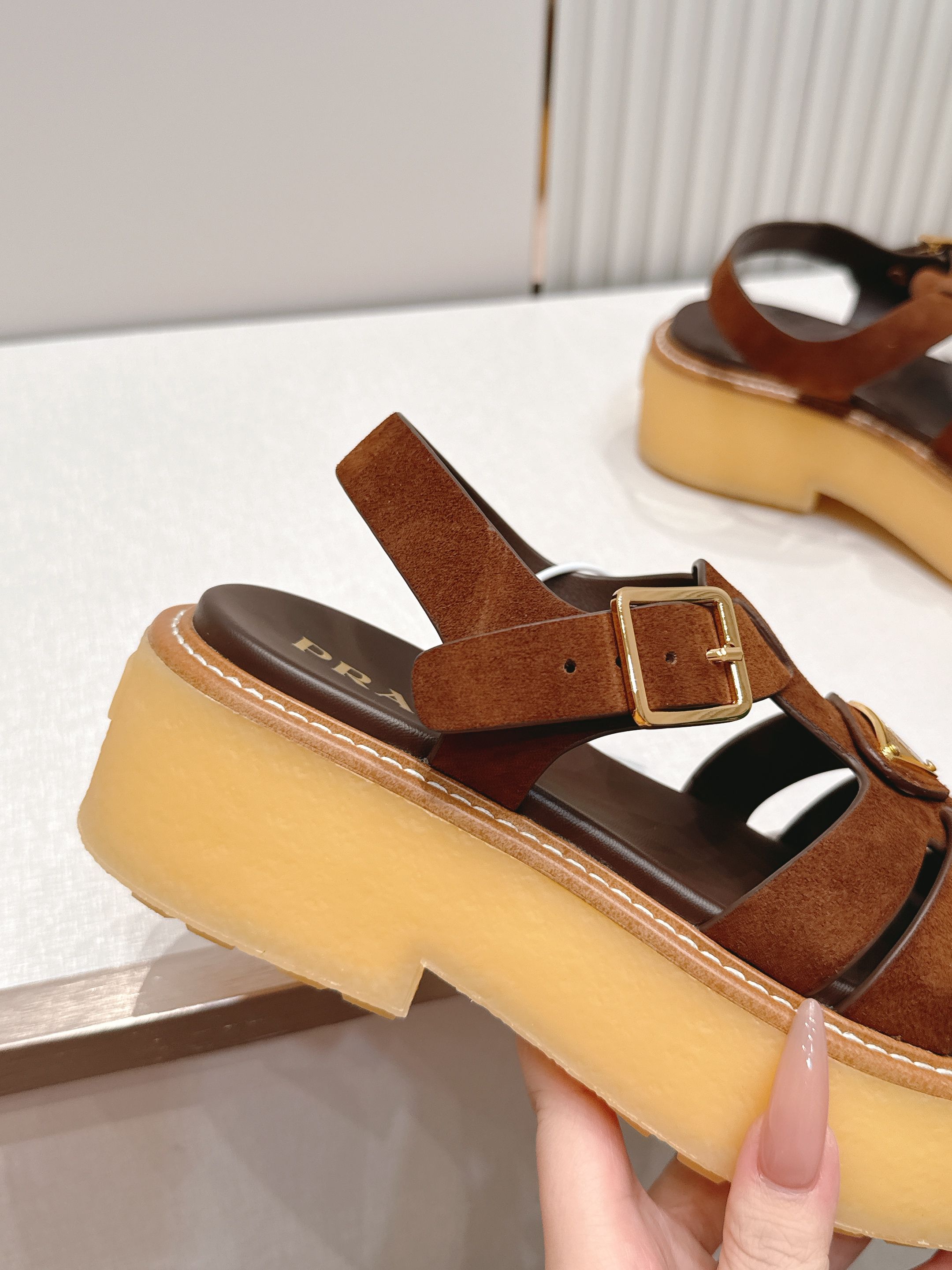 Prada 普拉达2026春夏新款凉鞋系列 罗马厚底凉鞋 最新走秀款，经典升级 舒适度与时髦度并存 每个