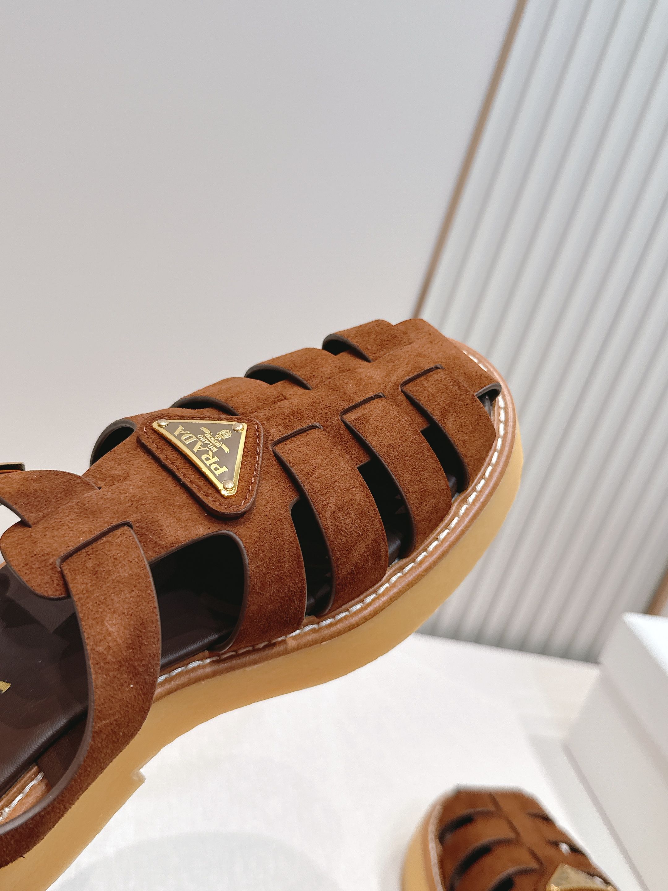 Prada 普拉达2026春夏新款凉鞋系列 罗马厚底凉鞋 最新走秀款，经典升级 舒适度与时髦度并存 每个