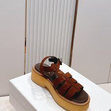Prada 普拉达2026春夏新款凉鞋系列 罗马厚底凉鞋 最新走秀款,经典升级 舒适度与时髦度并存 每个 Prada 普拉达2026春夏新款凉鞋系列 罗马厚底凉鞋 最新走秀款,经典升级 舒适度与时髦度并存 每个