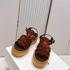 Prada 普拉达2026春夏新款凉鞋系列 罗马厚底凉鞋 最新走秀款,经典升级 舒适度与时髦度并存 每个 Prada 普拉达2026春夏新款凉鞋系列 罗马厚底凉鞋 最新走秀款,经典升级 舒适度与时髦度并存 每个