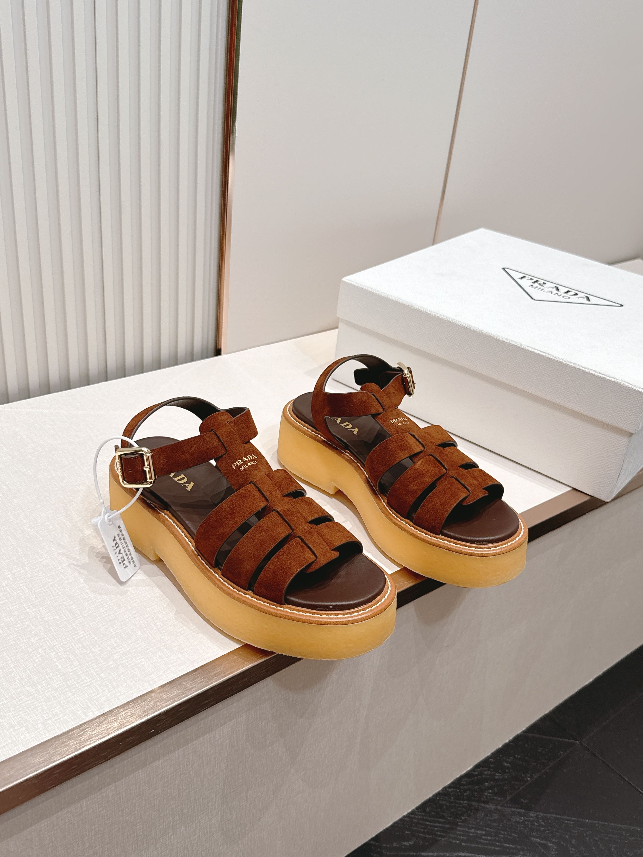 Prada 普拉达2026春夏新款凉鞋系列 罗马厚底凉鞋 最新走秀款，经典升级 舒适度与时髦度并存 每个