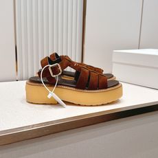 Prada 普拉达2026春夏新款凉鞋系列 罗马厚底凉鞋 最新走秀款,经典升级 舒适度与时髦度并存 每个 Prada 普拉达2026春夏新款凉鞋系列 罗马厚底凉鞋 最新走秀款,经典升级 舒适度与时髦度并存 每个