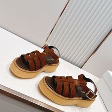 Prada 普拉达2026春夏新款凉鞋系列 罗马厚底凉鞋 最新走秀款,经典升级 舒适度与时髦度并存 每个 Prada 普拉达2026春夏新款凉鞋系列 罗马厚底凉鞋 最新走秀款,经典升级 舒适度与时髦度并存 每个