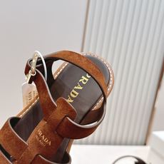 Prada 普拉达2026春夏新款凉鞋系列 罗马厚底凉鞋 最新走秀款,经典升级 舒适度与时髦度并存 每个 Prada 普拉达2026春夏新款凉鞋系列 罗马厚底凉鞋 最新走秀款,经典升级 舒适度与时髦度并存 每个